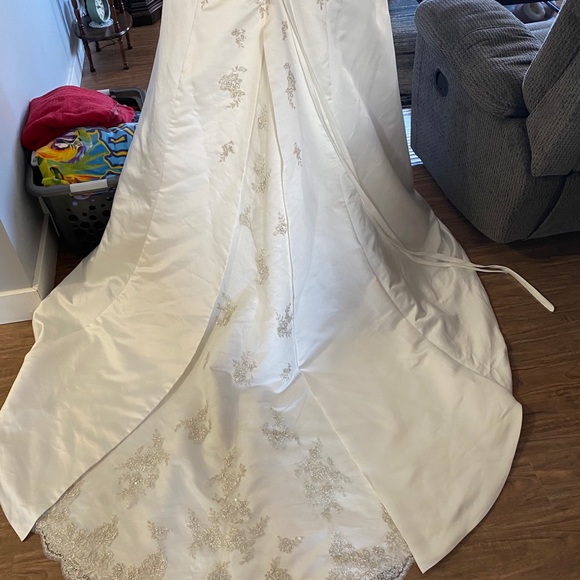 Wedding gown, never worn, never altered. - Picture 3 of 5
